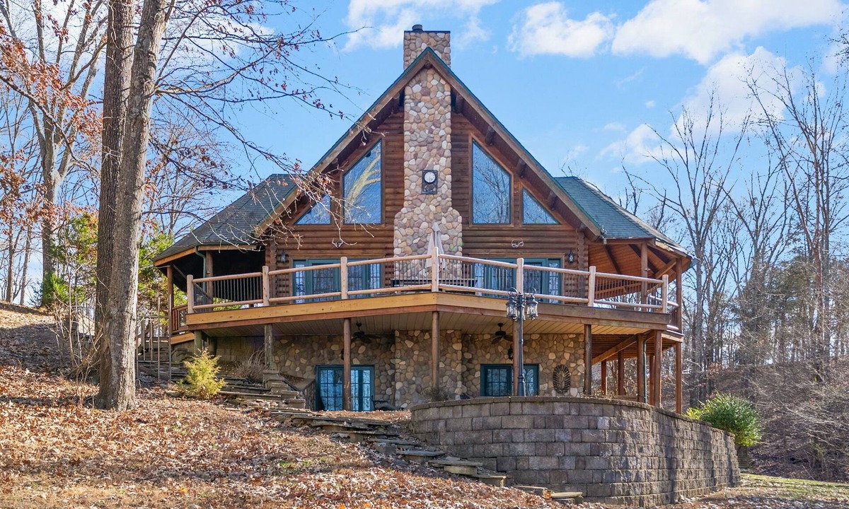 Cadiz House | LARGE COZY CABIN 4-bedroom pet friendly in charming Cadiz