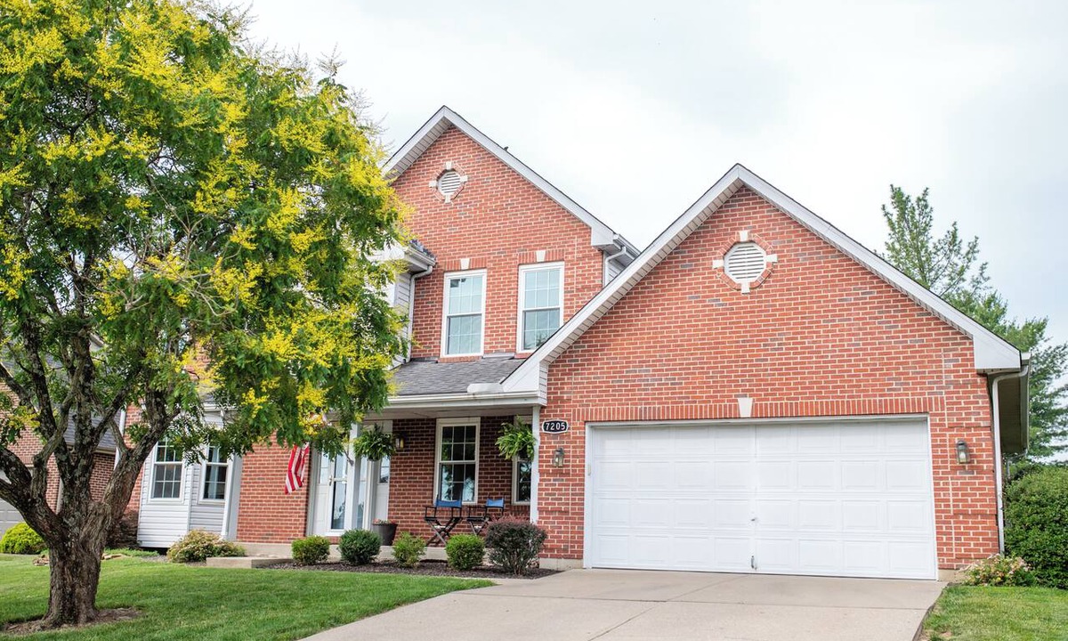 Oakbrook House | Large Family Home with Backyard Oasis & Fire Pit