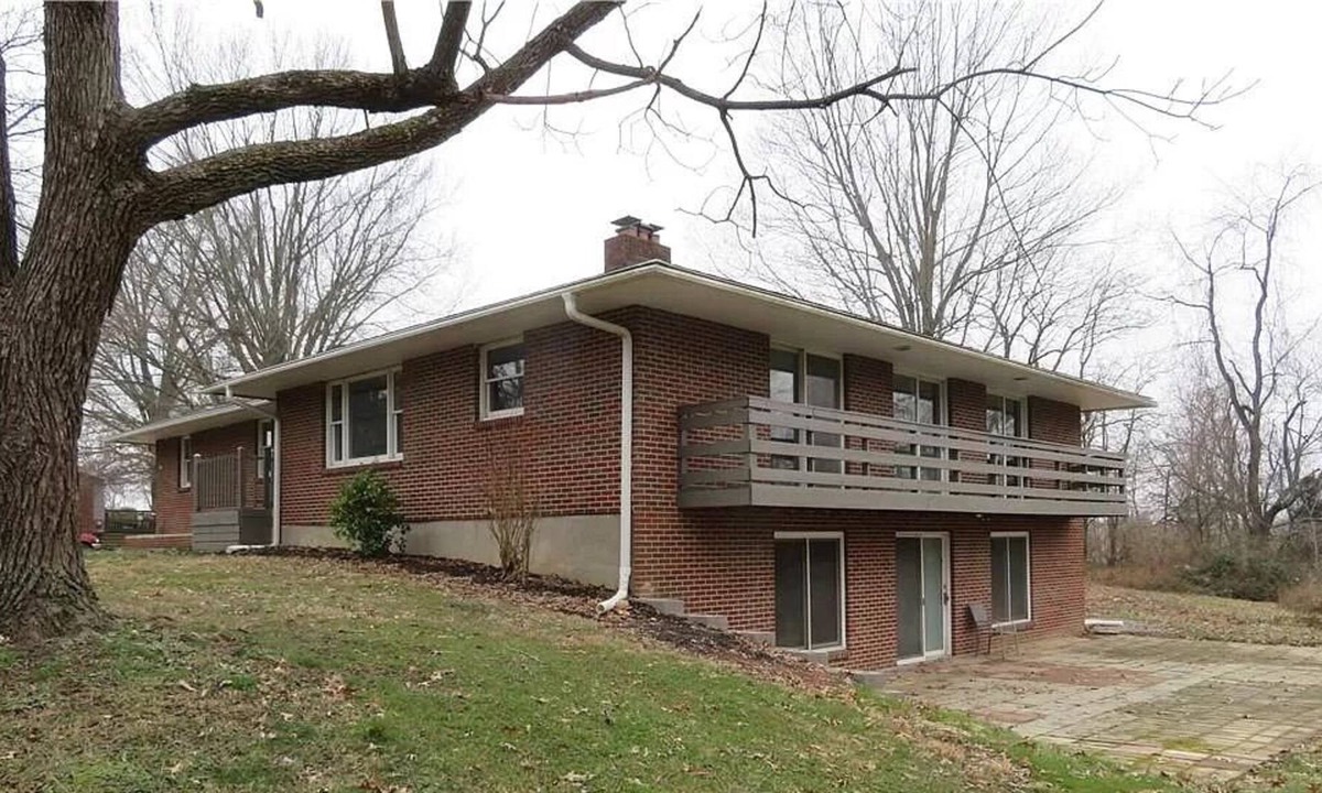 Jeffersonville House | LARGE Farm-style home minutes from LOUISVILLE!