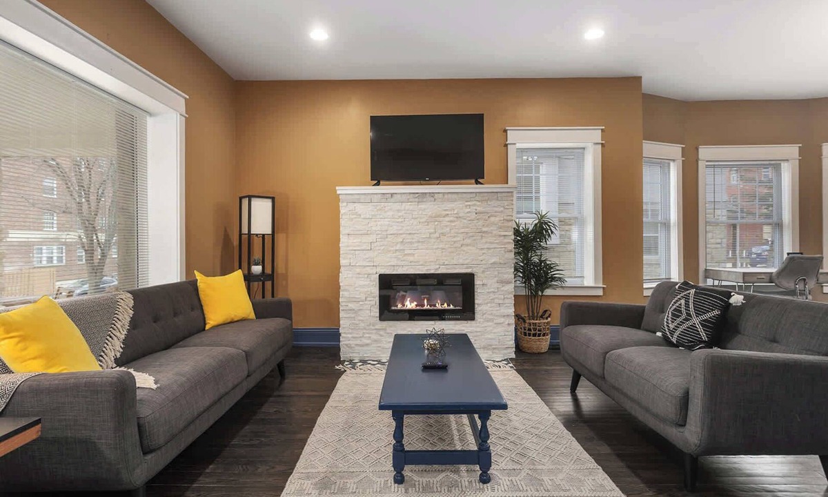 Hanover Place House | Large Home Sleeps 9 Near Plaza, MAJOR INTERNATIONAL SPORTING EVENT WC 26+Dogs Ok