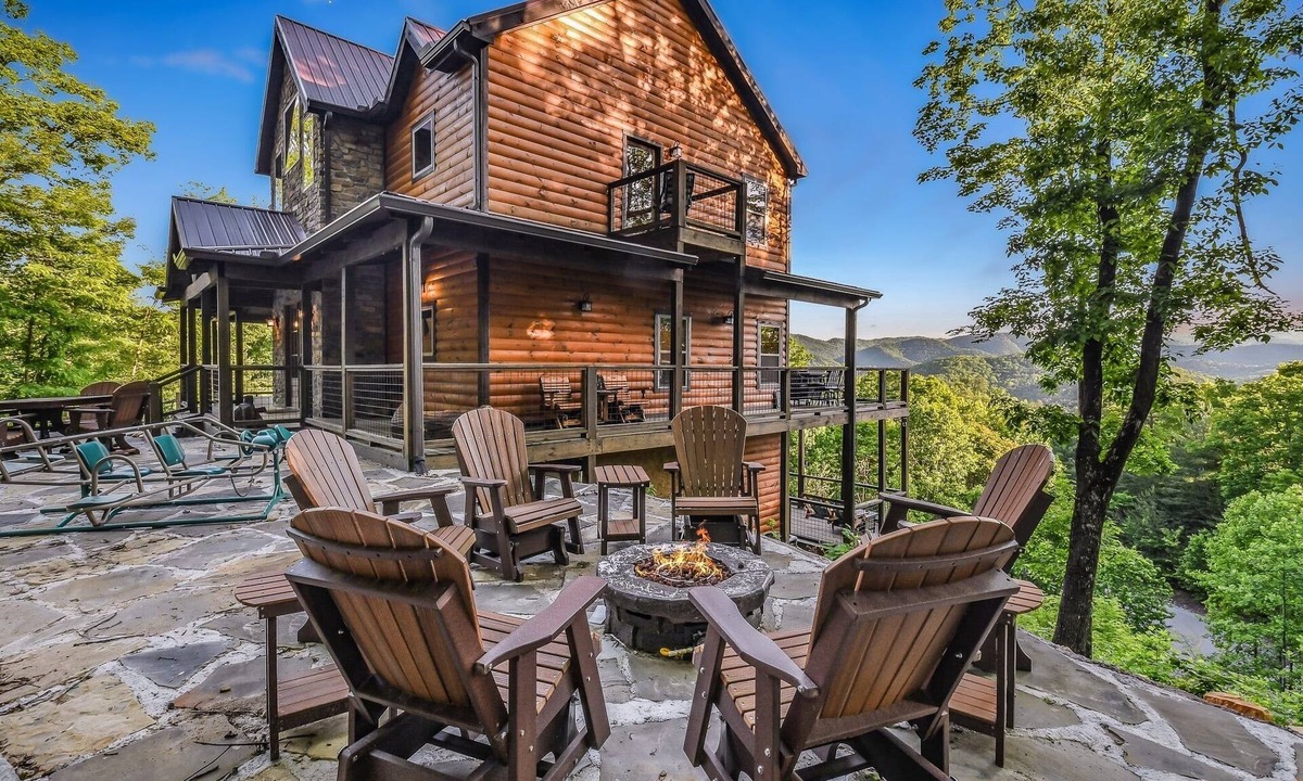 Walland Cabin | Lazy Bear Lodge 5 Bedroom Cabin by RedAwning