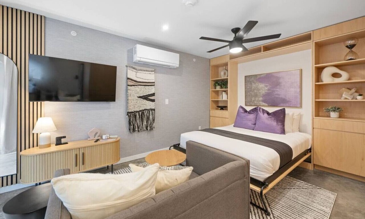 Manhattan Apartment | Light & Airy Garden-Level Boutique Stay