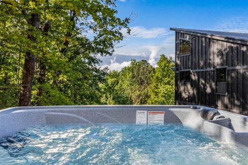Cosby Ski Chalet | Little Bear Lodge, 3BR2BA private cabin in Cosby, TN Gorgeous outdoor space, fire pit, hot tub