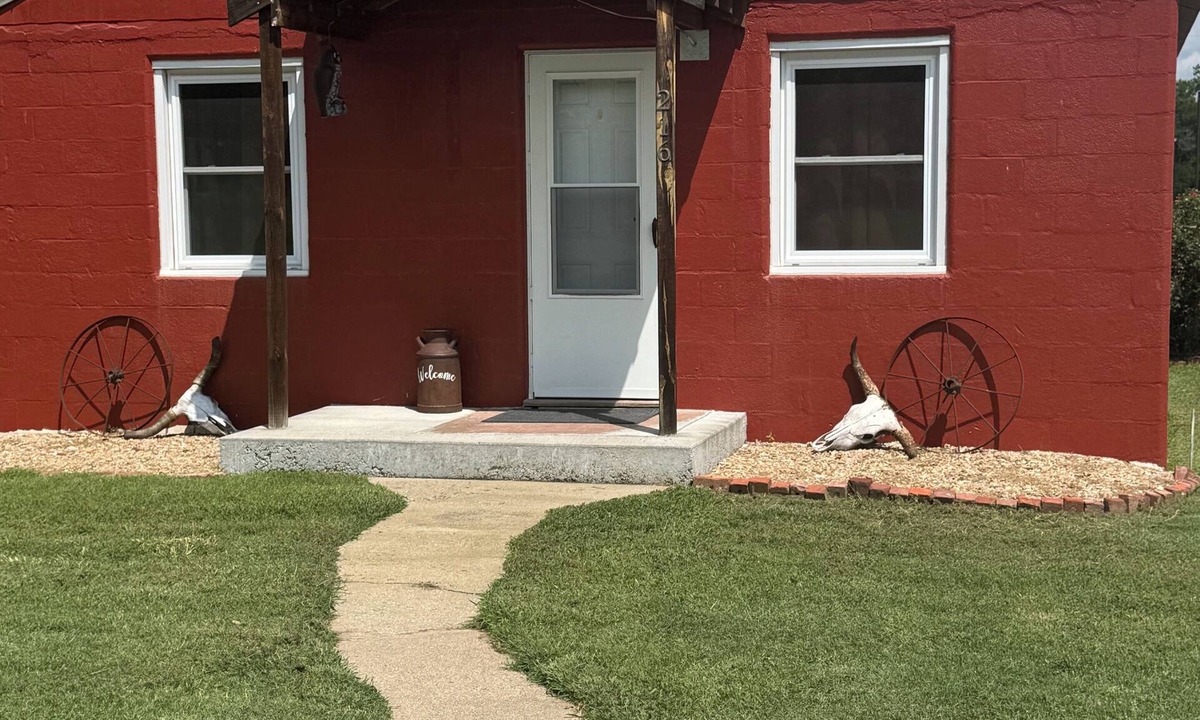 Arlington House | Lodge-Farmhouse is located at the edge of the Broken B Bar Ranch.