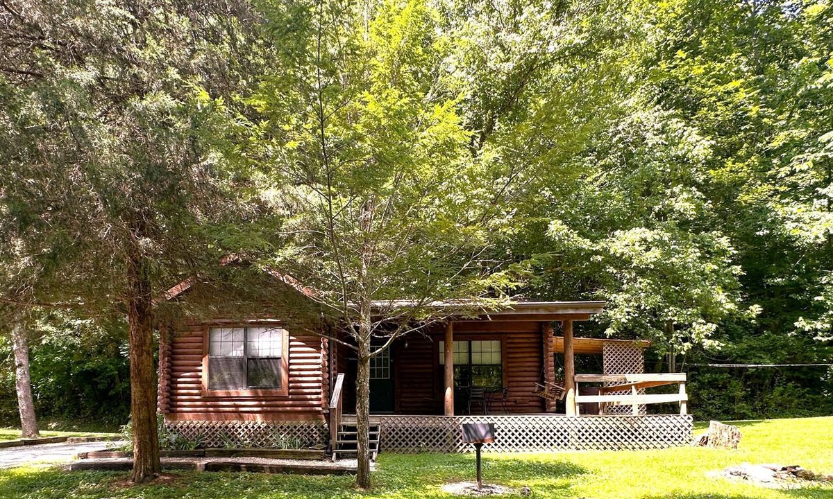 Slade Cabin | Log Cabin close to Natural Bridge State Park with hot tub and Wi-Fi