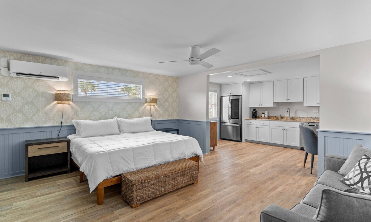 Surf City Hotel | Loggerhead Inn & Suites - Premium King Suite in hotel in Surf City, North Carolina
