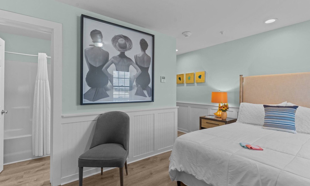 Surf City Hotel | Loggerhead Inn & Suites - King Premium Suite in hotel in Surf City, North Carolina