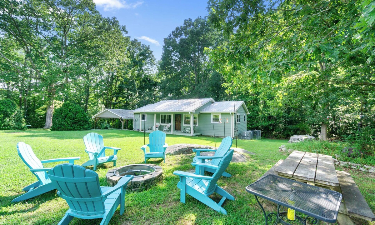 Rising Fawn House | Lookout Mtn. Escape w/Fire Pit & 1 Acre Level Lawn- Mins to Cloudland Canyon