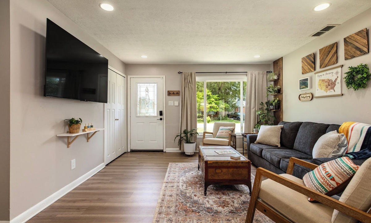 Bon Air House | Lumos Stays: 65" 4K TV, memory foam, kid-friendly