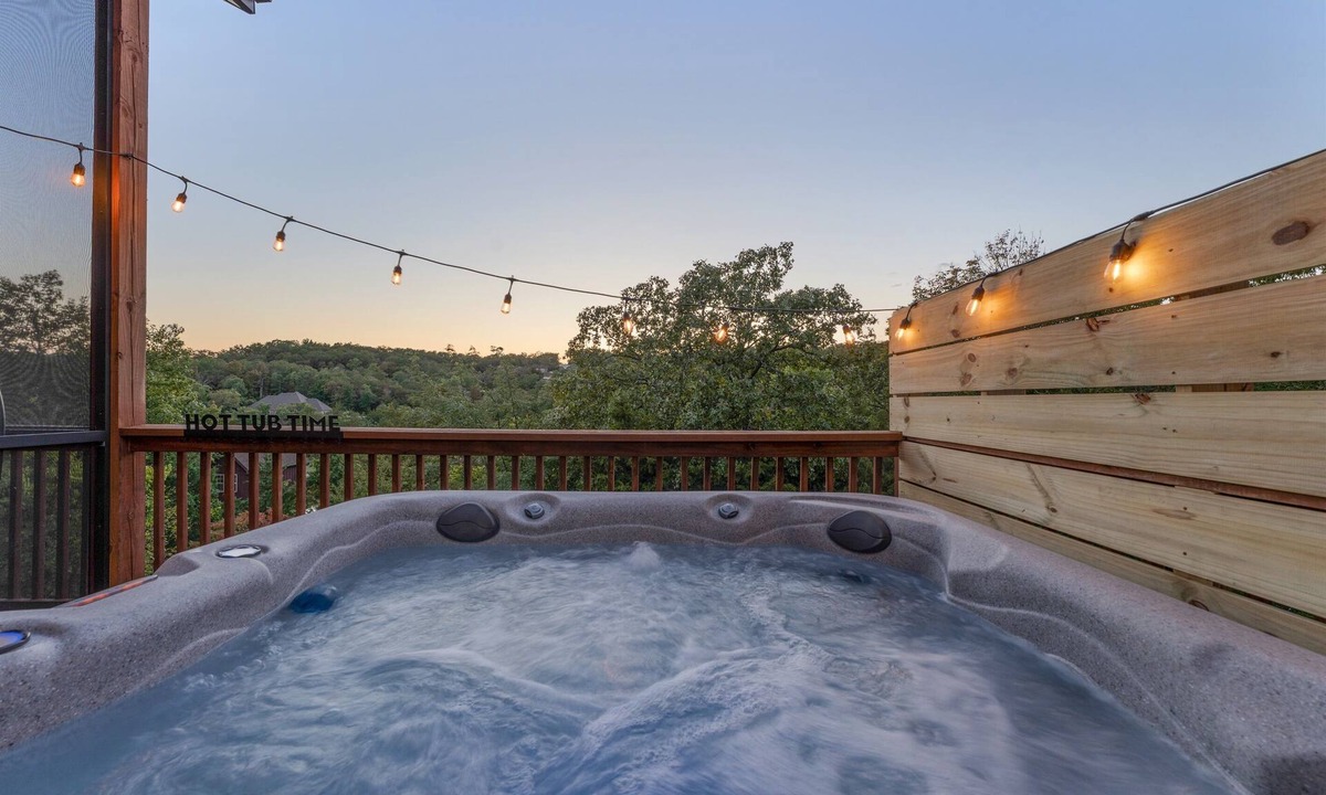 Reeds Spring Cabin | Lux Romance w/ Private Hot Tub & Outdoor Fireplace