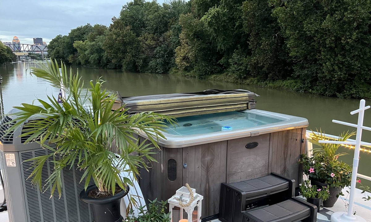 Butchertown Boat Rental | Luxury 5 stateroom 2 bath River Yacht w/hot tub <5 min from downtown Louisville!