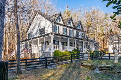 Franklin House | Luxury Franklin Farmhouse near Leipers fork with hot tub and fire pit