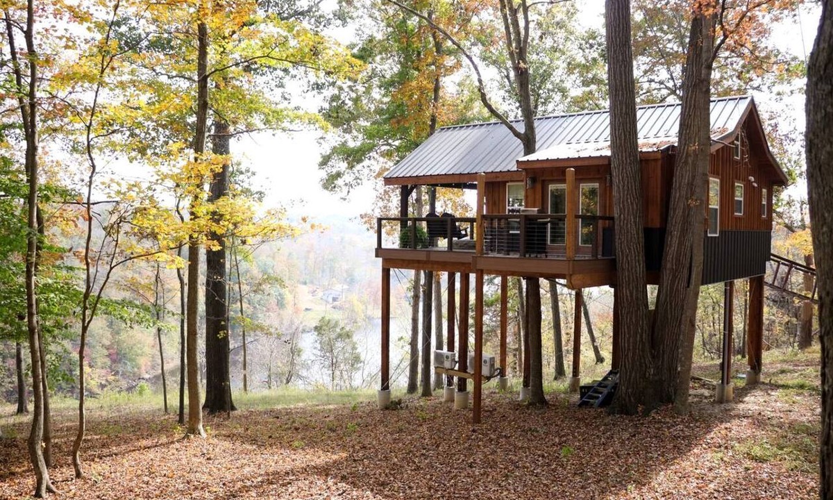 Penrod Cabin | Luxury Lakeview Treehouse with Hot Tub and Private Dock Near Lake Malone, Kentucky