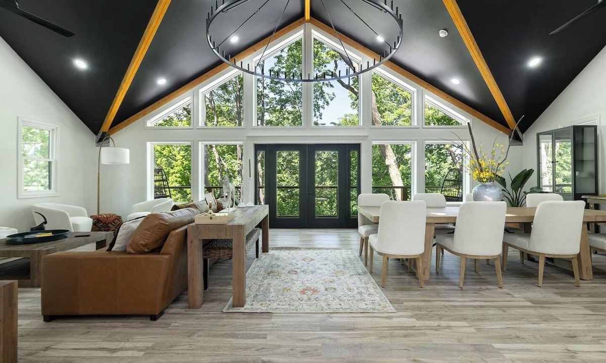 Liberty House | Luxury Lodge | 19mi to Stadium & MCI | Sleeps 10