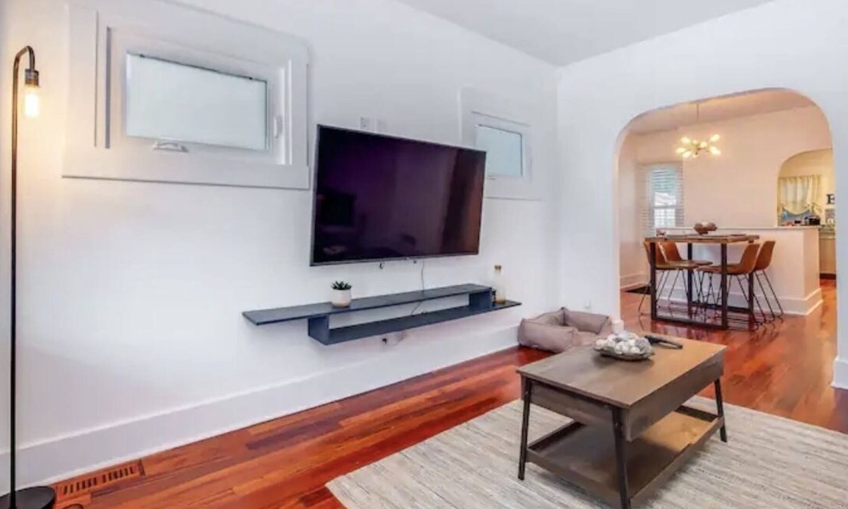 Wyandotte House | Luxury Theater Near Churchill Downs & Airport