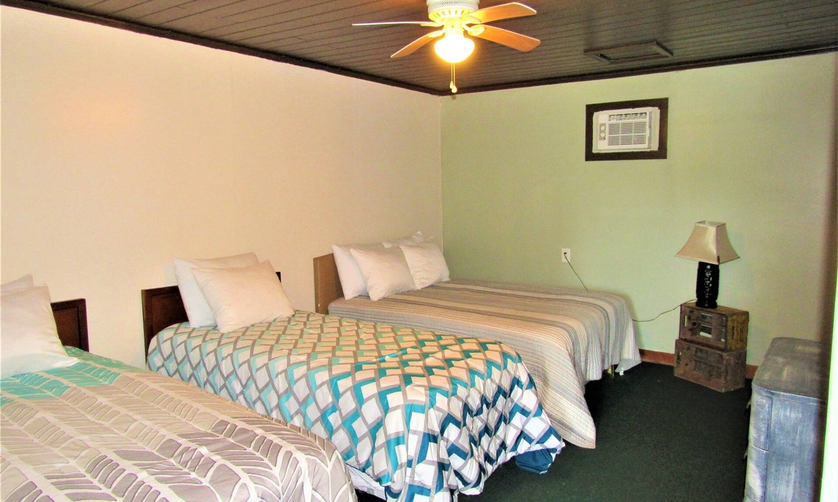 Almo Condo | Lynnhurst Resort Condo #22 - Pontoon Rentals On Site!
