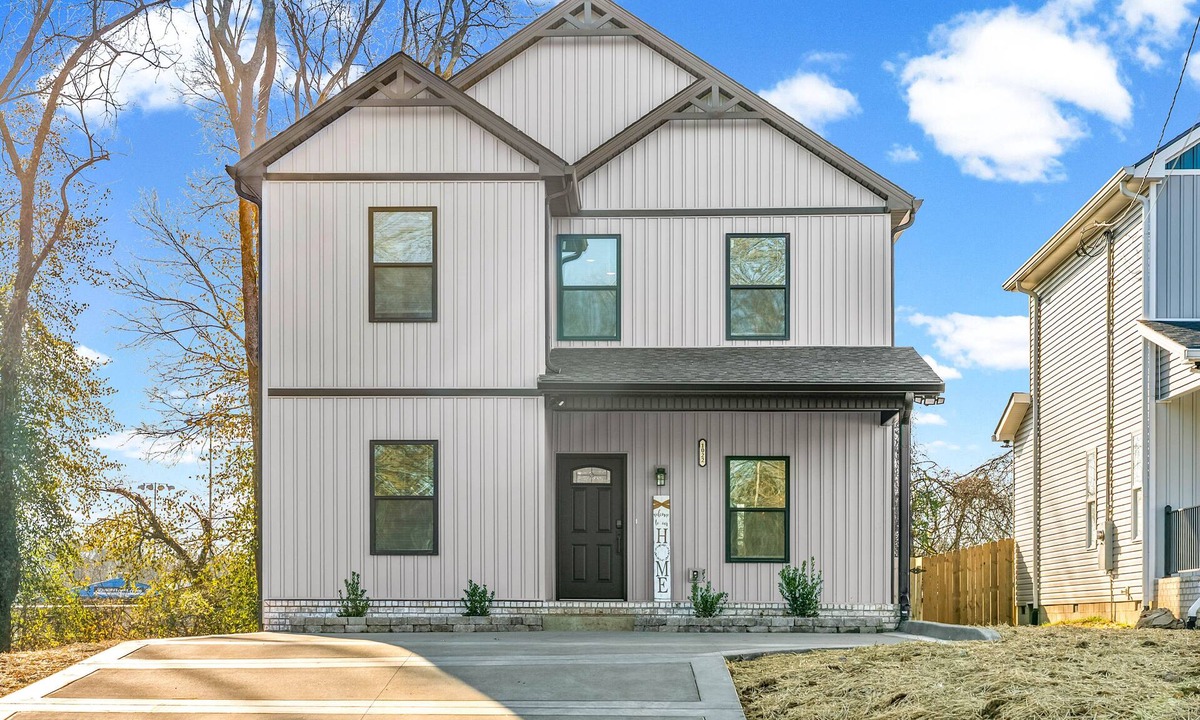 Clarksville House | Main Street Manor | Spacious Home Near Dining (1022 Main Street)