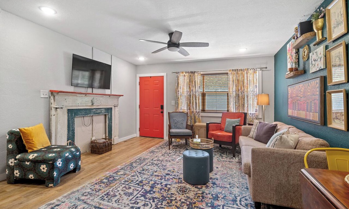 Manhattan Apartment | Manhattan KS Colorful Cottage ~ King Bed & Wi-Fi