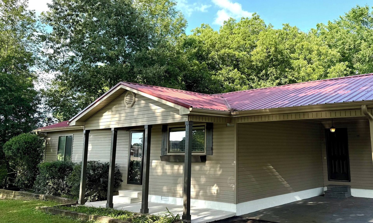 McKenzie House | McKenzie’s sweet-spot! Walk to Bethel ball fields