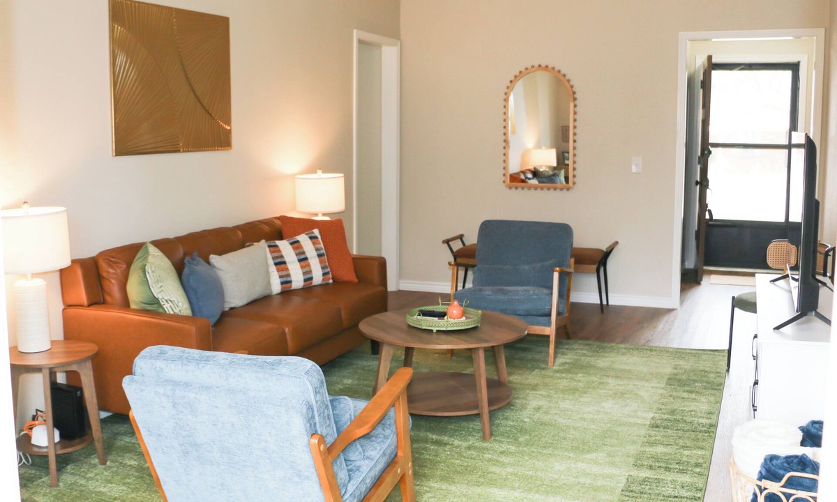 Pryor House | Midcentury corporate retreat! 5 minutes to mid-America. 13 minutes to Rocklahoma