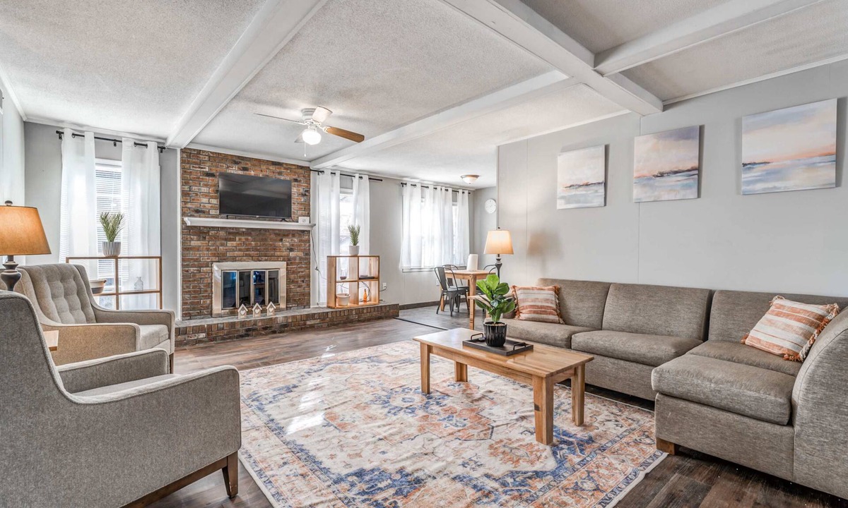 Ellendale House | Mins from Parks, Hiking, & Dining- Brick Bungalow