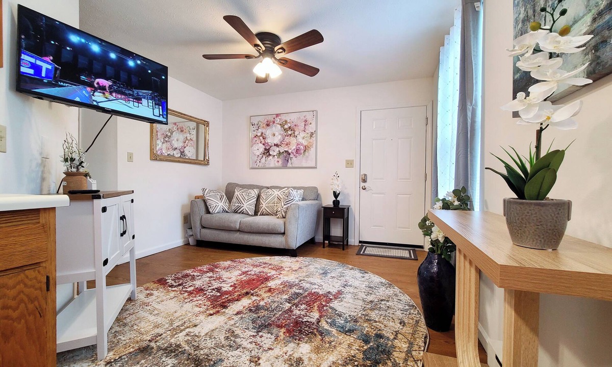 Downtown Apartment | Modern 2BR APT near University & Downtown