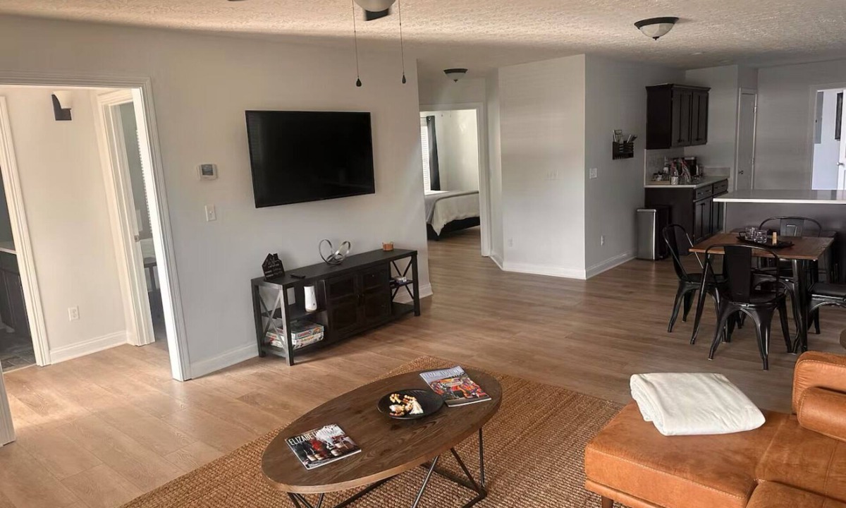 Elizabethtown House | Modern 3 bedroom house with AC in charming Elizabethtown with free Ev charging