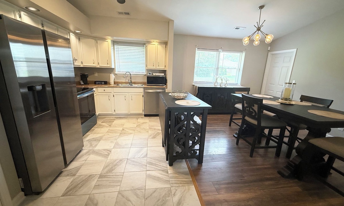 Jeffersonville House | Modern 3BR house in Jeffersonville minutes from Louisville. Close to everything.