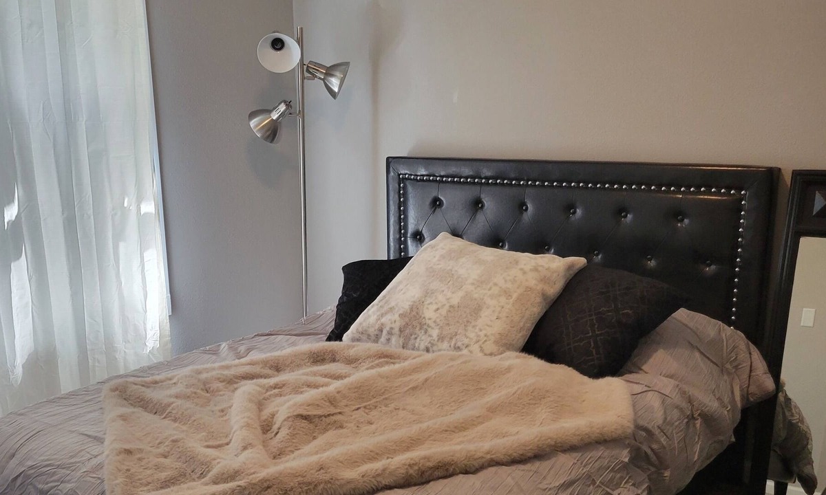 Doling House | Modern 4 bed with fenced yard, parking, wifi, security, convenient location!