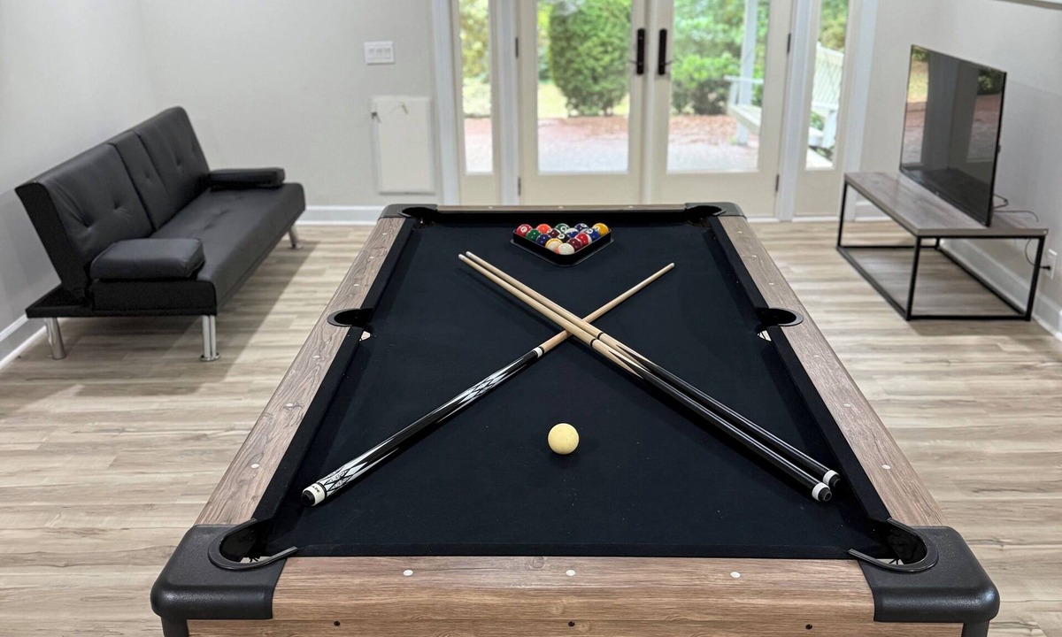 Terry Sanford House | Modern 5-Bed Home + Pool Table Fun