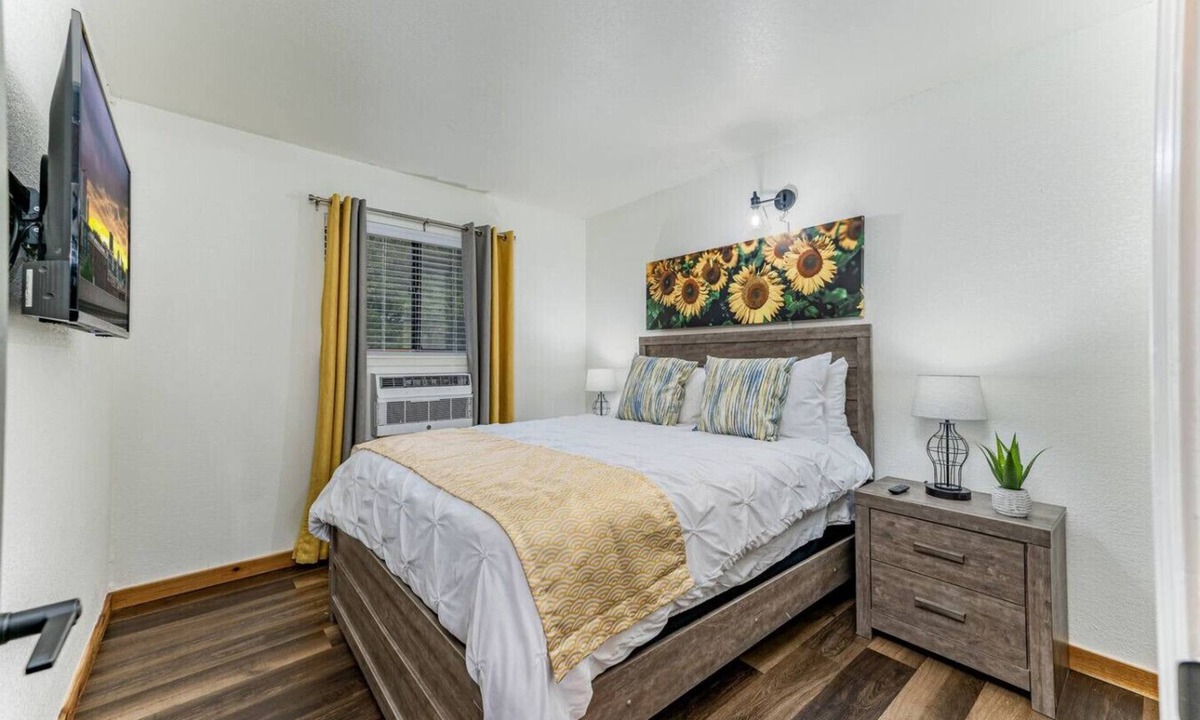 Wichita Apartment | Modern Apt in Wichita | Central | Wifi + Parking