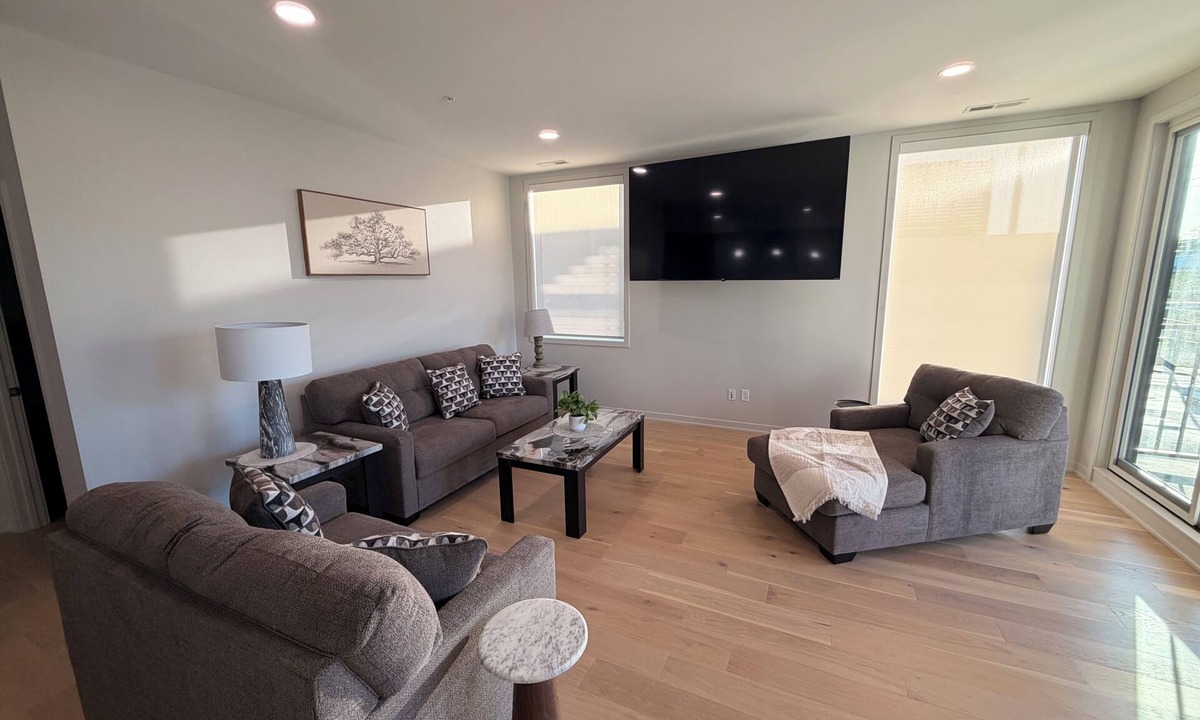 Dahlman Condo | Modern Downtown Omaha Condo – 2BR, Sleeps 6, Garage Parking