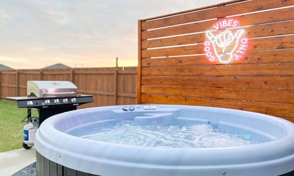 Broken Arrow House | Modern Home Near Rose District: KING Bed, Hot Tub