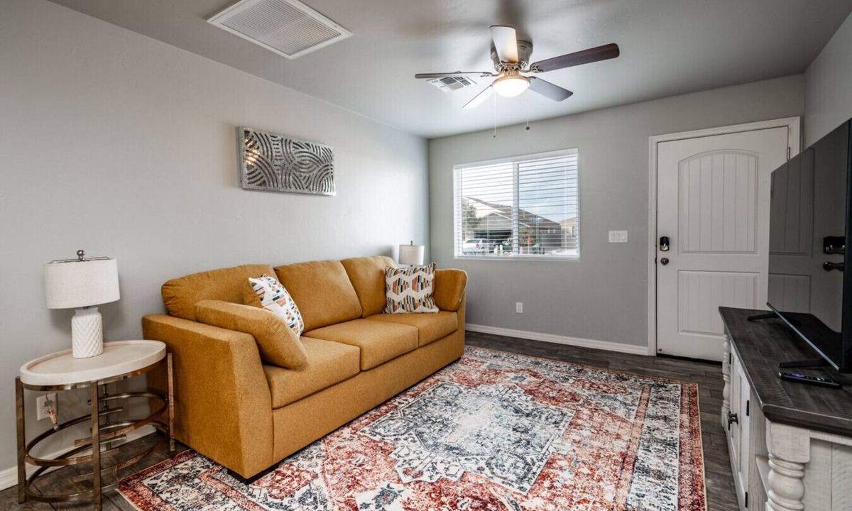 Kingman House | Modern Luxury Retreat | Brand-New Build | Pet-Friendly