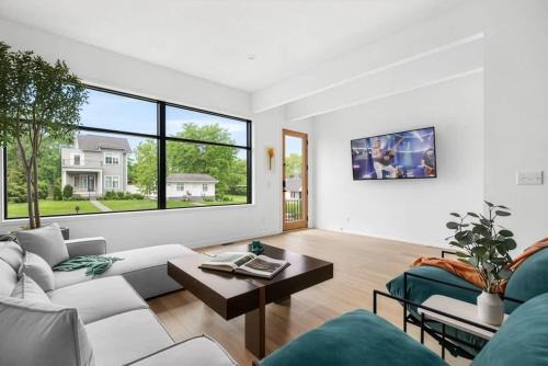Hadley - Washington House | Modern Palette - Private Patio - Mins to Broadway