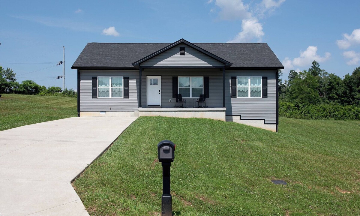 Elizabethtown House | Modern, Quiet, & Comfortable Stay - Near E-Town Sports Park, BluOval SK & Eats!