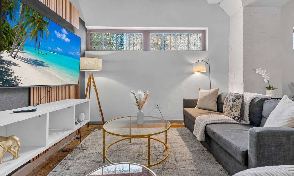 River Market Apartment | Modern River Market Loft Sleeps 6 Parking WiFi