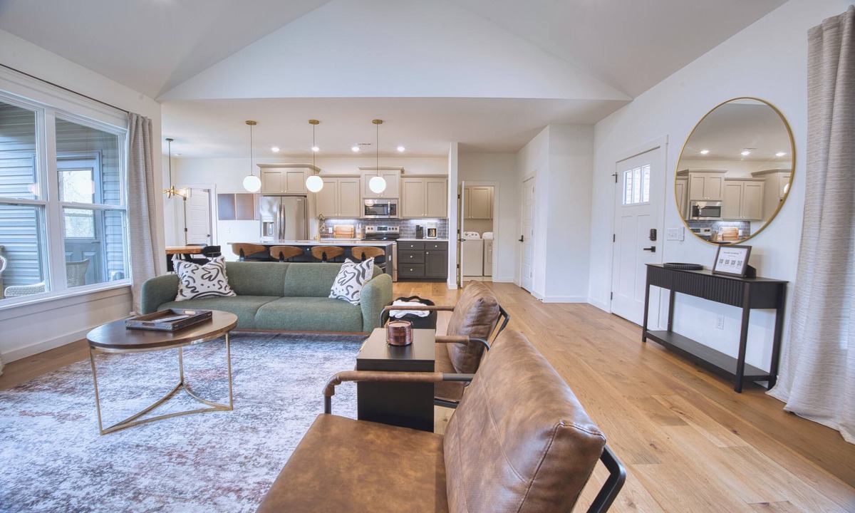 Bella Vista House | Modern Wooded Retreat | Corporate Housing | Remote Work | Pets OK | Near Back 40