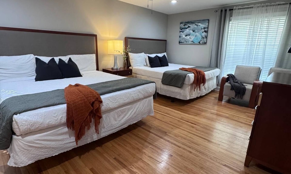 Ellendale House | MONTHLY STAYS-One-of-a-Kind Vast Colonial Estate in Germantown- 8 King Beds