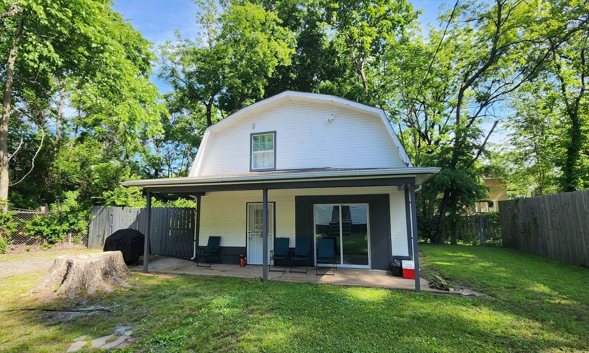 Memphis Cottage | MONTHLY STAYS-Spacious Guest House w/8+ Beds- Near Downtown & Medical District