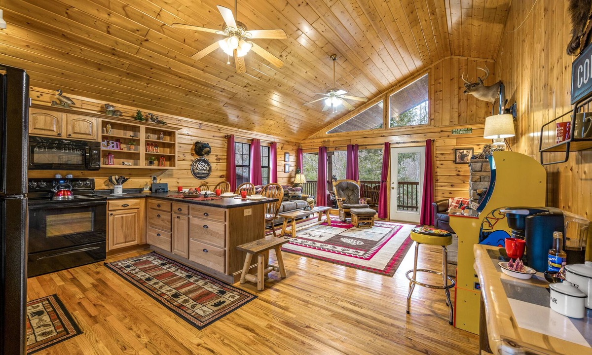 Sevierville Cabin | Mountain Cabin-Hot Tub-1.5 miles to Dollywood-Resort Pool-No Mountain Roads