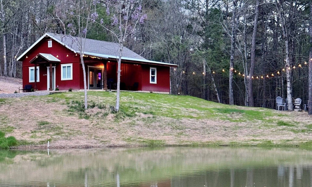 Mena House | Mountain Cabin, private pond, ride 2 WPG trails, Firepit, private, king, WiFi