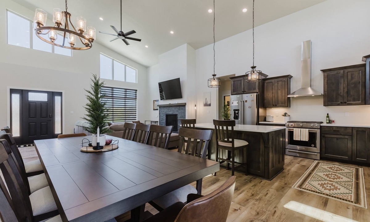 Lake Hatcher Park House | Mountain-Chic Escape | Hot Tub, Views & AC