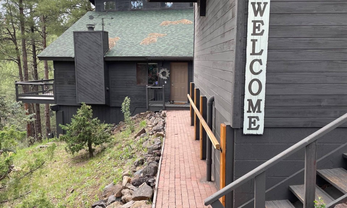Kachina Village House | Mountain Pine Main House on Quiet Cul-de-sac-3 Decks-Views of Forest + Hot Tub!