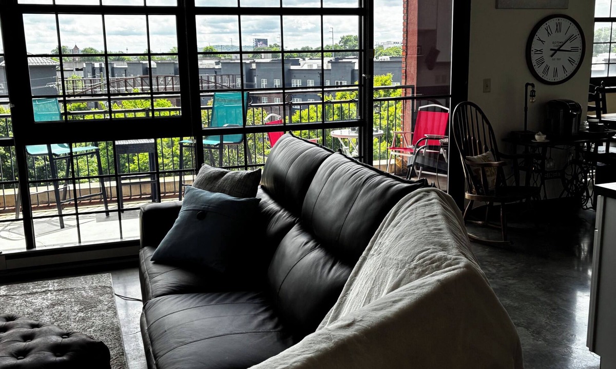 University Condo | Movie Theatre Projector, Huge Balcony Near CHURCHILL DOWNS & on UofL campus