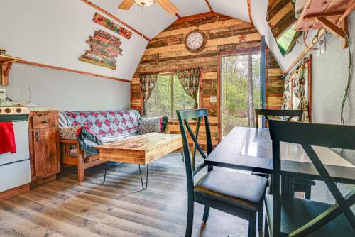 Vulcan House | Mtn-View Cabin w/Deck & Fire Pit in Des Arc!