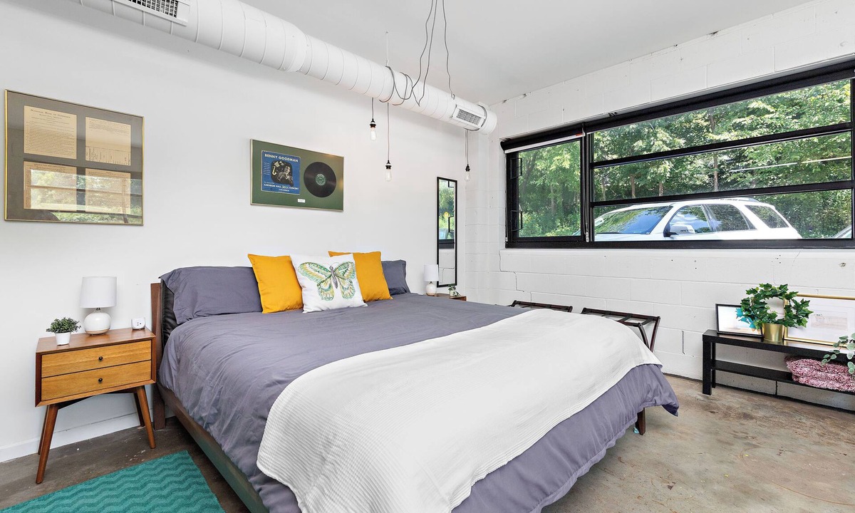 Midtown - Westport Apartment | Muffin Suite King Bed 1bath with a dedicated parking spot Book a stay now!