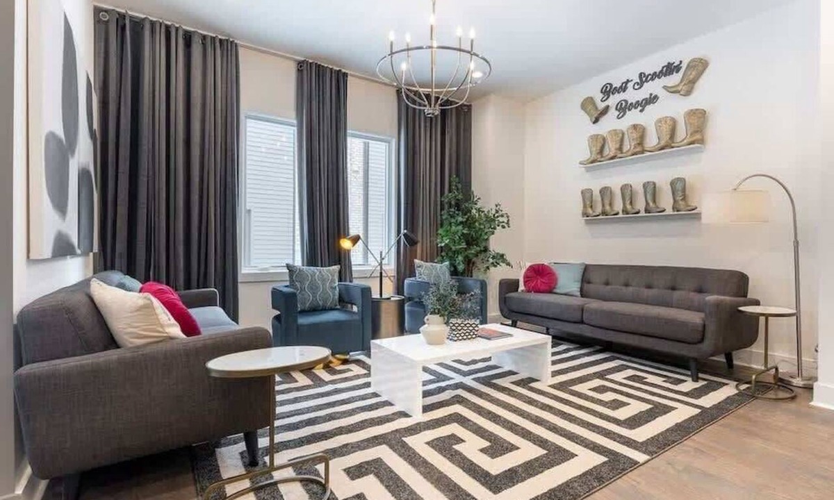 West End House | Nashville King Bed Stay 3 Miles to Broadway