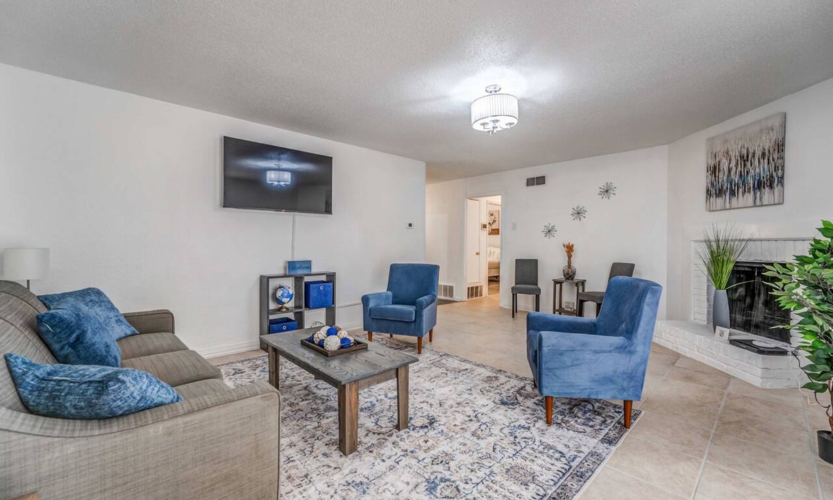 Hickory Hill House | Near Dining, Shopping, Parks! Tranquil Fox Trails