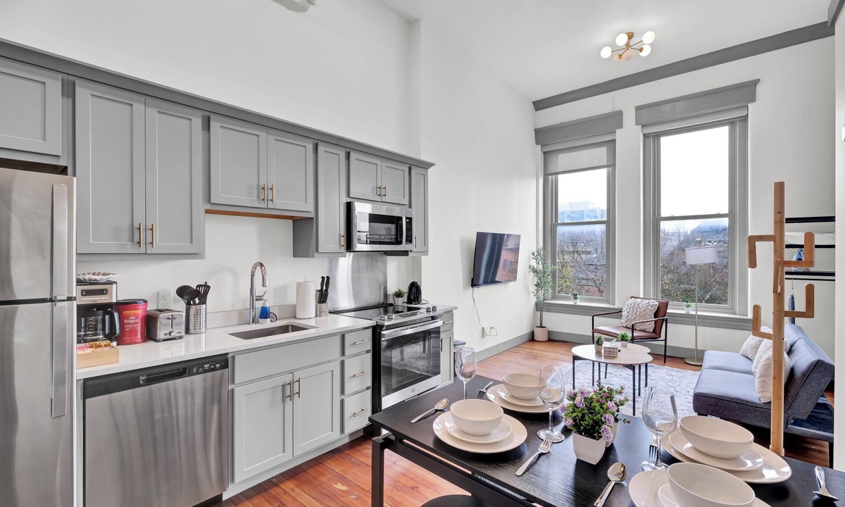 Downtown Louisville Apartment | Near Hospitals & DT ~ Nice+Parking+W/D+YUM Center